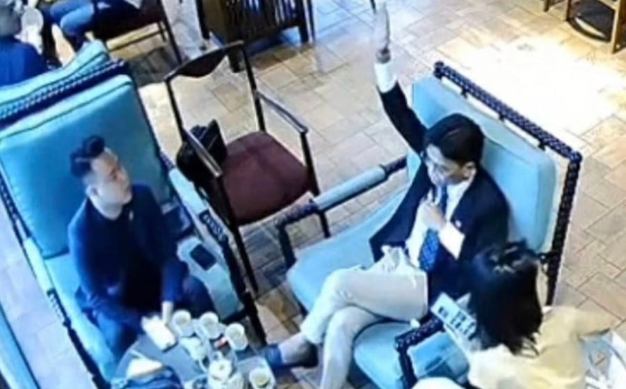 Làm việc với cơ quan điều tra, T. và Vũ đều khai T. không chỉ đạo Vũ đánh anh Đ. T. chỉ yêu cầu Vũ vào kiểm tra ai có lời nói xúc phạm (do anh Đ. đề nghị khách không hút thuốc trong quán).