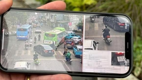 Đại diện Cục CSGT cho biết, theo Luật Trật tự, an toàn giao thông đường bộ, tín hiệu đèn giao thông gồm ba màu: xanh, vàng và đỏ, có thể có hoặc không có hiển thị thời gian.