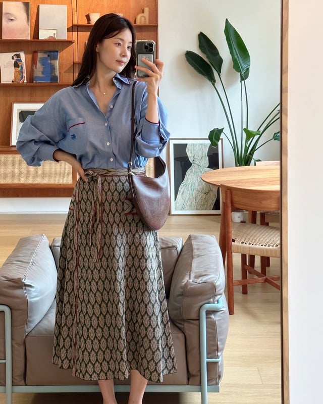 Han Ji Hye còn khéo léo lựa chọn những chi tiết độc đáo như áo lụa viền ren, áo crop top hay chân váy họa tiết.