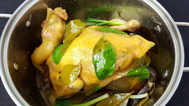 Cách luộc gà không cần dùng nước
