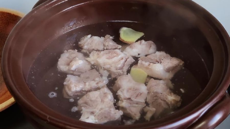 Sau khi rửa và chần xương qua nước sôi, hãy cho xương vào nồi, đổ ngập nước, thêm gừng và bắt đầu quá trình hầm.