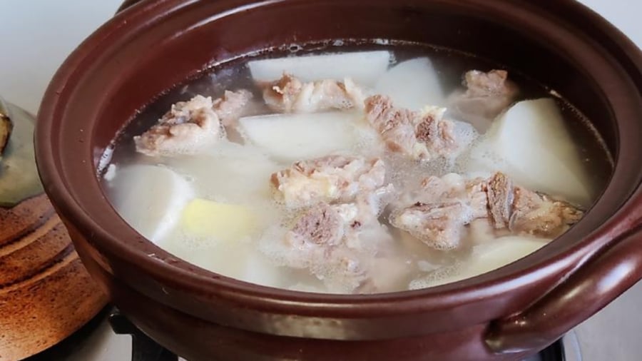 Khi hầm xương, bạn không nên cho muối ngay từ đầu.