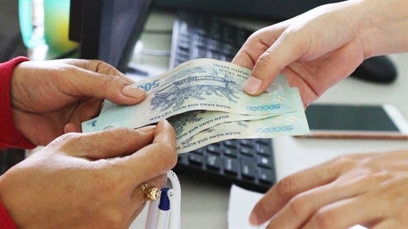 Việc bảo lưu hoặc tiếp tục hưởng các chế độ phụ cấp sẽ áp dụng đối với cán bộ, công chức, viên chức và người lao động vẫn công tác trong các cơ quan, tổ chức thuộc hệ thống chính trị sau khi sắp xếp đơn vị hành chính.