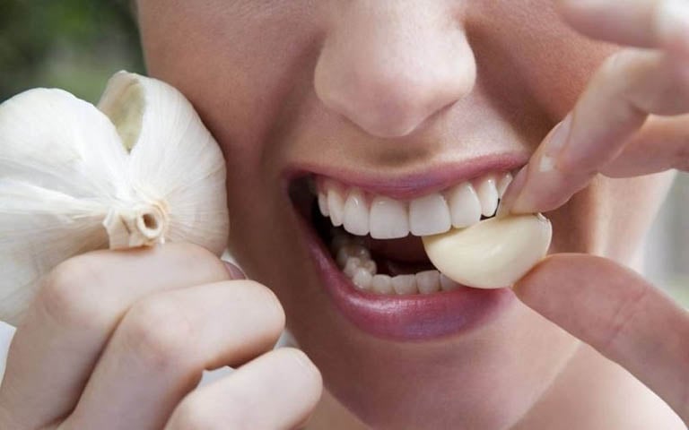 Cách Khử Mùi Hôi Tỏi Sống Nhanh Nhất 1 Cach-Lam-Het-Hoi-Mieng-Khi-An-Toi-1