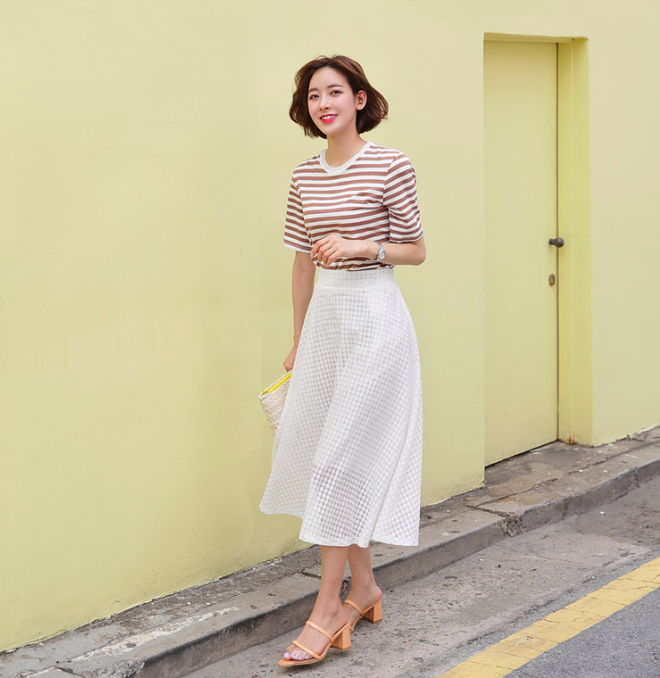 Trong số những lựa chọn kinh điển để phối cùng váy midi, áo phông luôn chiếm vị trí hàng đầu. 
