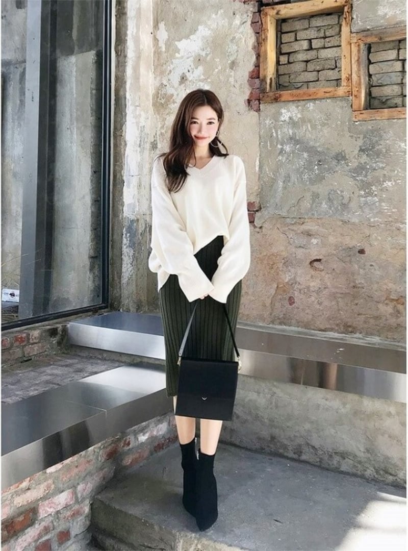 Khi tiết trời bắt đầu chuyển lạnh, áo len và váy midi là lựa chọn lý tưởng để vừa giữ ấm vừa giữ được nét thời trang.