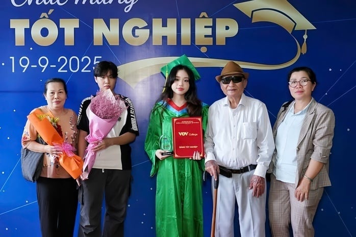 Người thân được bố trí theo dõi qua màn hình chiếu, song ông ngoại muốn tận mắt nhìn cháu gái nên ngỏ ý xin ban tổ chức cho tham dự tại hội trường chính. Ngay lập tức, ông ngoại và dì được sắp xếp ngồi hàng ghế đầu.