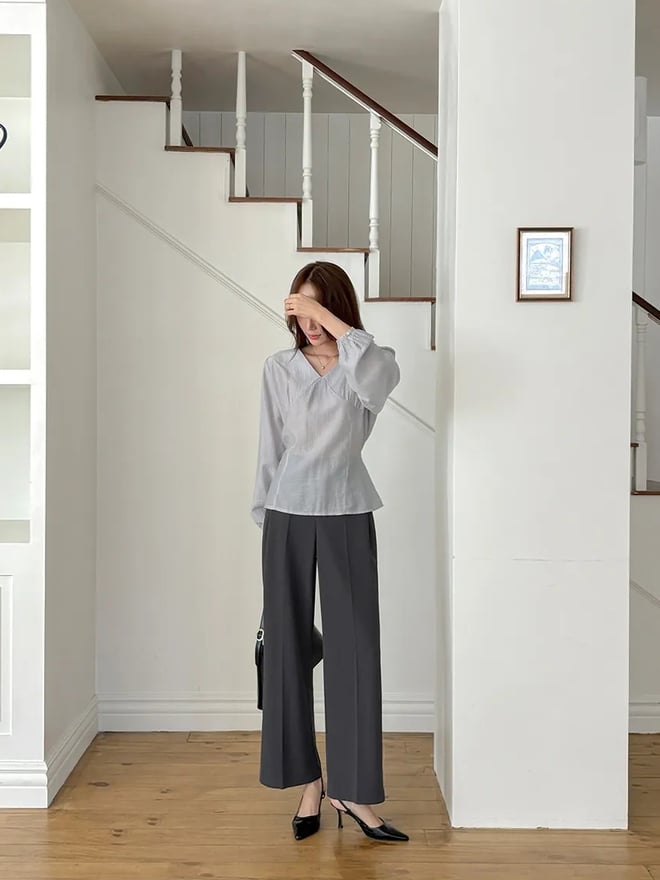 Với phần eo được tạo điểm nhấn bằng dây buộc, thắt nơ hay các đường may tinh tế, chiếc áo này giúp bạn khoe khéo vòng eo