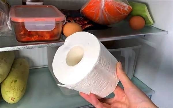Bỏ Cuộn Giấy Vệ Sinh Trong Tủ Lạnh, Tiết Kiệm 300 Nghìn/Tháng 2 Chỉ Với Một Mẹo Nhỏ, Đơn Giản Mà Ít Ai Nghĩ Đến, Bạn Đã Có Thể Giúp Tủ Lạnh Hoạt Động Hiệu Quả Hơn, Tiết Kiệm Tiền Điện Đến 300 Nghìn/Tháng.