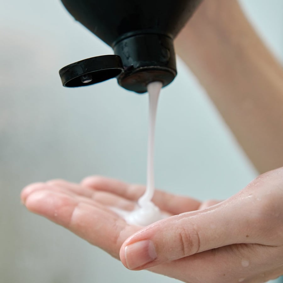 Natri clorua (muối) thường xuất hiện trong dầu gội và dầu xả sản xuất công nghiệp để tăng độ đặc. 