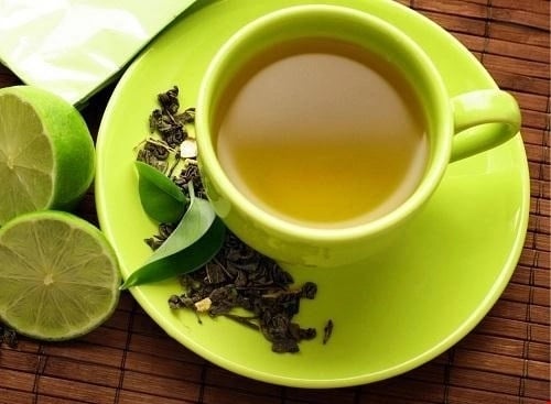 Nước chanh và trà xanh có tác dụng chống ôxy hóa mạnh mẽ, giúp thúc đẩy quá trình trao đổi chất và duy trì sắc đẹp.