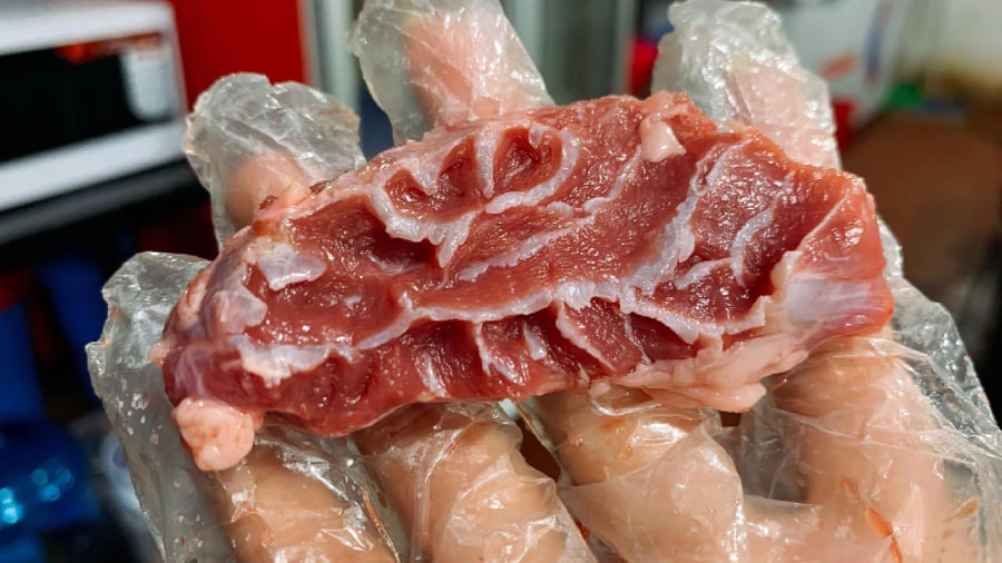 Thịt má đào có gân và nạc đan xen, là phần thịt ngon của con lợn.