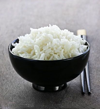 Họ ăn cơm nguội và thêm chút giấm vào cơm