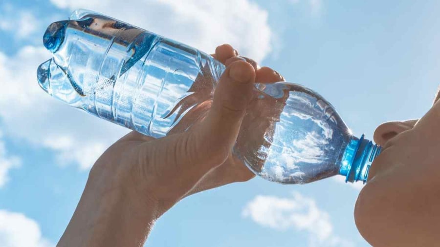 Các chuyên gia khuyến nghị người trưởng thành nên uống từ 1,5 đến 1,7 lít nước mỗi ngày. Ảnh minh họa
