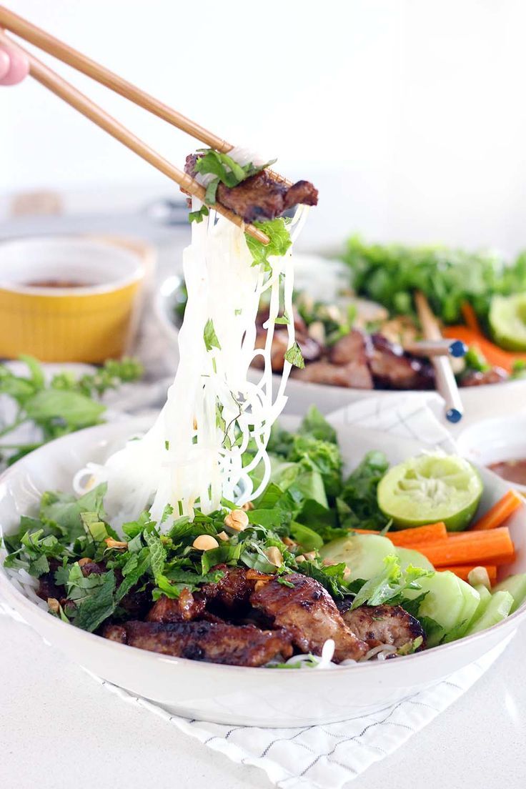 Người có vấn đề về tiêu hóa nên cẩn trọng khi ăn bún. Ảnh minh họa