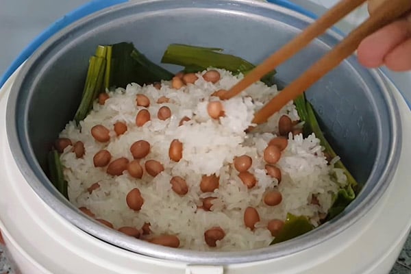 cach-nau-xoi-dau-phong-bang-noi-com-dien