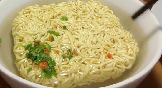 Chức năng gan thận của trẻ còn yếu nên việc hấp thụ quá nhiều chất phụ gia, dầu chiên và natri trong mì tôm dễ gây rối loạn tiêu hóa