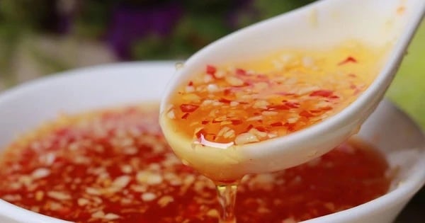 Bạn sẽ thấy tỏi ớt nổi lấp lánh trên mặt nước chấm, tạo màu sắc đỏ – trắng bắt mắt.