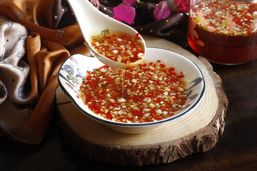 Một chén nước chấm tỏi ớt chuẩn không chỉ ngon ở vị mà còn đẹp ở hình thức. 