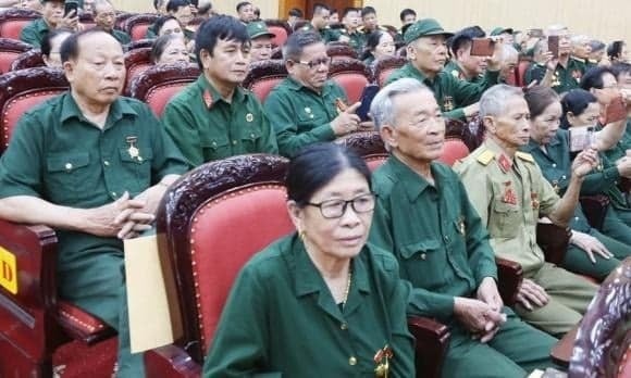 Bộ Nội vụ vừa hoàn thiện dự thảo Nghị định mới, đề xuất nâng mức trợ cấp hằng tháng cho lực lượng thanh niên xung phong lên gấp đôi so với mức chuẩn trợ giúp xã hội quy định tại Khoản 1, Điều 1 Nghị định 76/2024/NĐ-CP (ban hành ngày 1/7/2024, sửa đổi, bổ sung Nghị định 20/2021/NĐ-CP).
