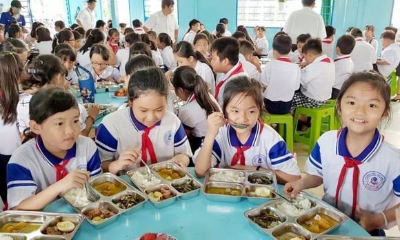 Hỗ trợ tiền ăn trưa: 360.000 đồng/trẻ/tháng, hưởng tối đa 9 tháng/năm học.