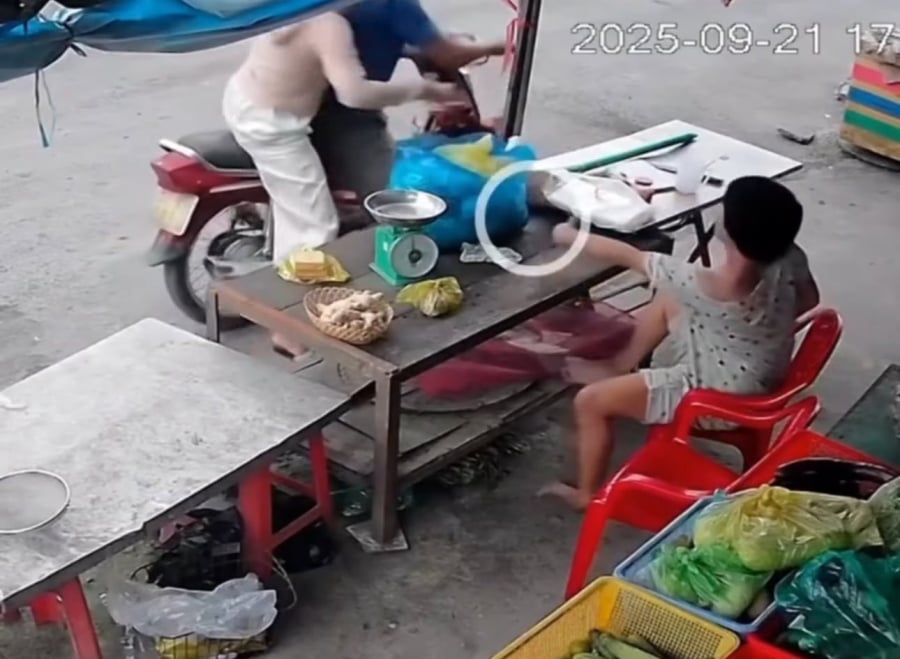 Bà M. cũng cho biết, từ 8 tuổi, bà T. bị bệnh sốt bại liệt cả tay lẫn chân, việc đi lại gặp nhiều khó khăn. 