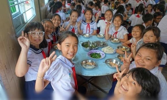 Khen thưởng: Học sinh đạt danh hiệu Học sinh Xuất sắc được thưởng 800.000 đồng/năm học.