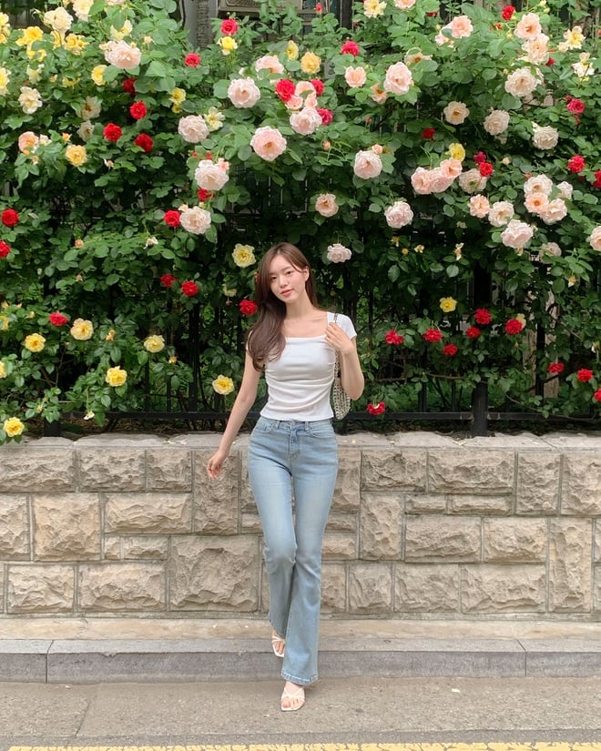 Một lựa chọn đầy nữ tính và cuốn hút chính là áo cổ vuông.