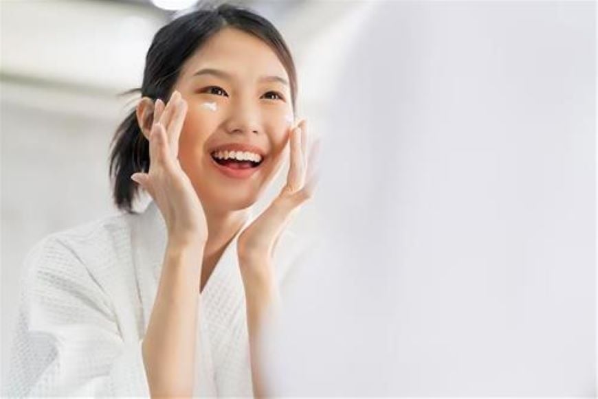 Phụ nữ có lòng bàn tay mềm mại, hồng hào, các ngón tay thon dài được gọi là bàn tay búp măng là người phụ nữ có bàn tay phú quý. (Ảnh minh họa)