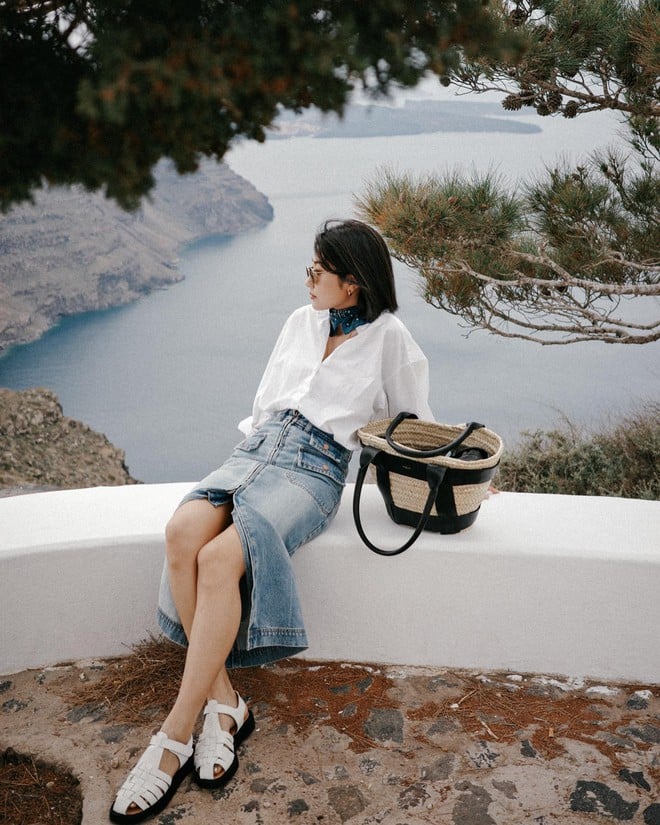 Denim vốn được yêu thích bởi sự trẻ trung và năng động, và khi được ứng dụng vào chân váy, nó càng trở nên cuốn hút hơn