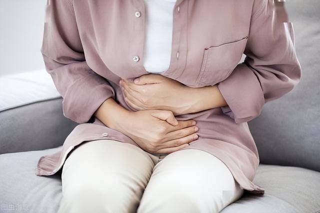 Chế độ ăn nhiều muối, nhiều axit từ thực phẩm muối chua dễ làm suy giảm lợi khuẩn, khiến hệ vi sinh mất cân bằng. Ảnh minh họa