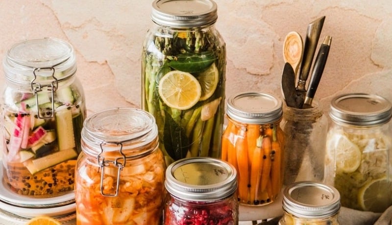 Đồ muối chua dễ gây đầy bụng, khó tiêu, thậm chí rối loạn tiêu hóa kéo dài. Ảnh minh họa