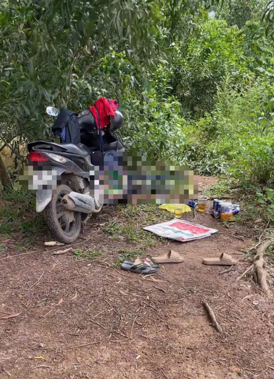 Trưa 23-9, một người dân đến khu vực hầm đất giăng lưới thì phát hiện thi thể nữ mặc áo đỏ nổi trên mặt nước, lập tức báo chính quyền.