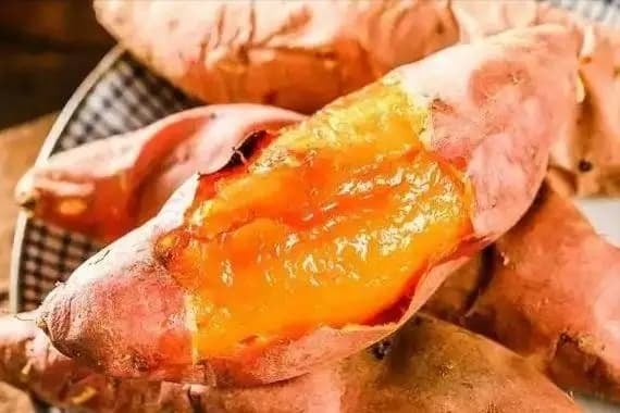 Khoai lang chứa nhiều tinh bột và đường.