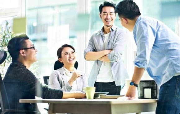 Không ít người trong công sở xem logo lớn, túi hiệu xa xỉ như tấm vé thể hiện đẳng cấp. 