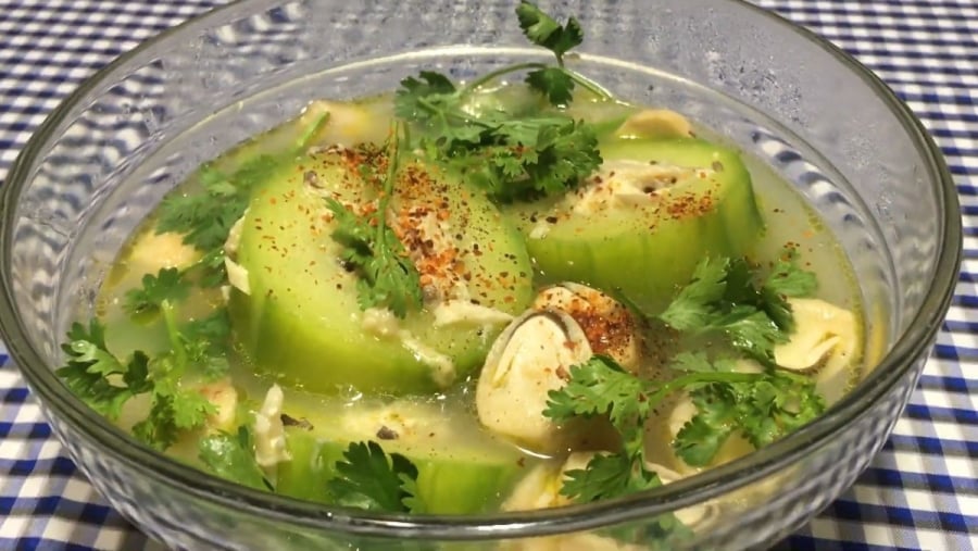 Canh bí đao nấm mỡ là món canh thanh mát, dễ làm với các nguyên liệu chính là bí đao và nấm mỡ, kết hợp thêm tỏi, hành lá, gia vị như muối, tiêu để tạo nên hương vị đậm đà, ngọt ngon. 