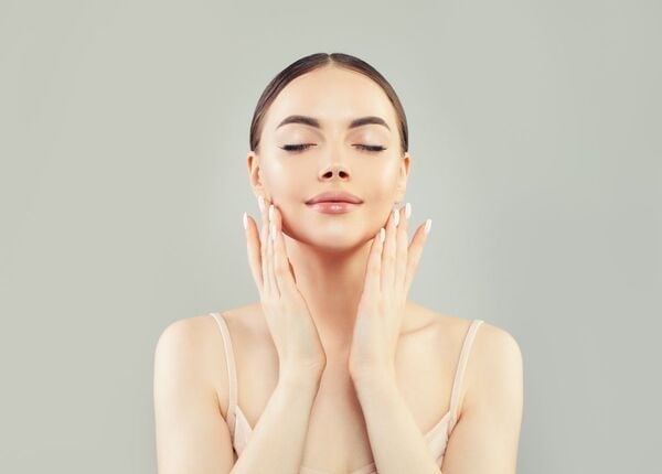Một số thói quen nhỏ như dựa lưng vào tường vài phút mỗi ngày hay tập cơ mắt tốt cho da