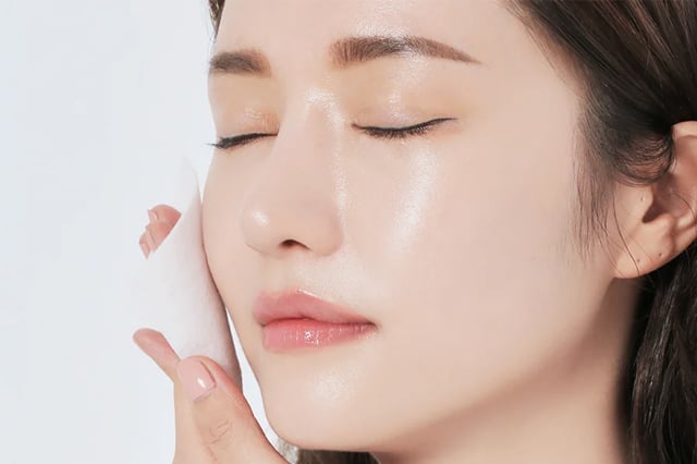 Một ly nước ấm vào buổi sáng giúp cơ thể bù lại lượng nước đã mất sau một đêm dài, đồng thời kích thích hoạt động của hệ tiêu hóa. 
