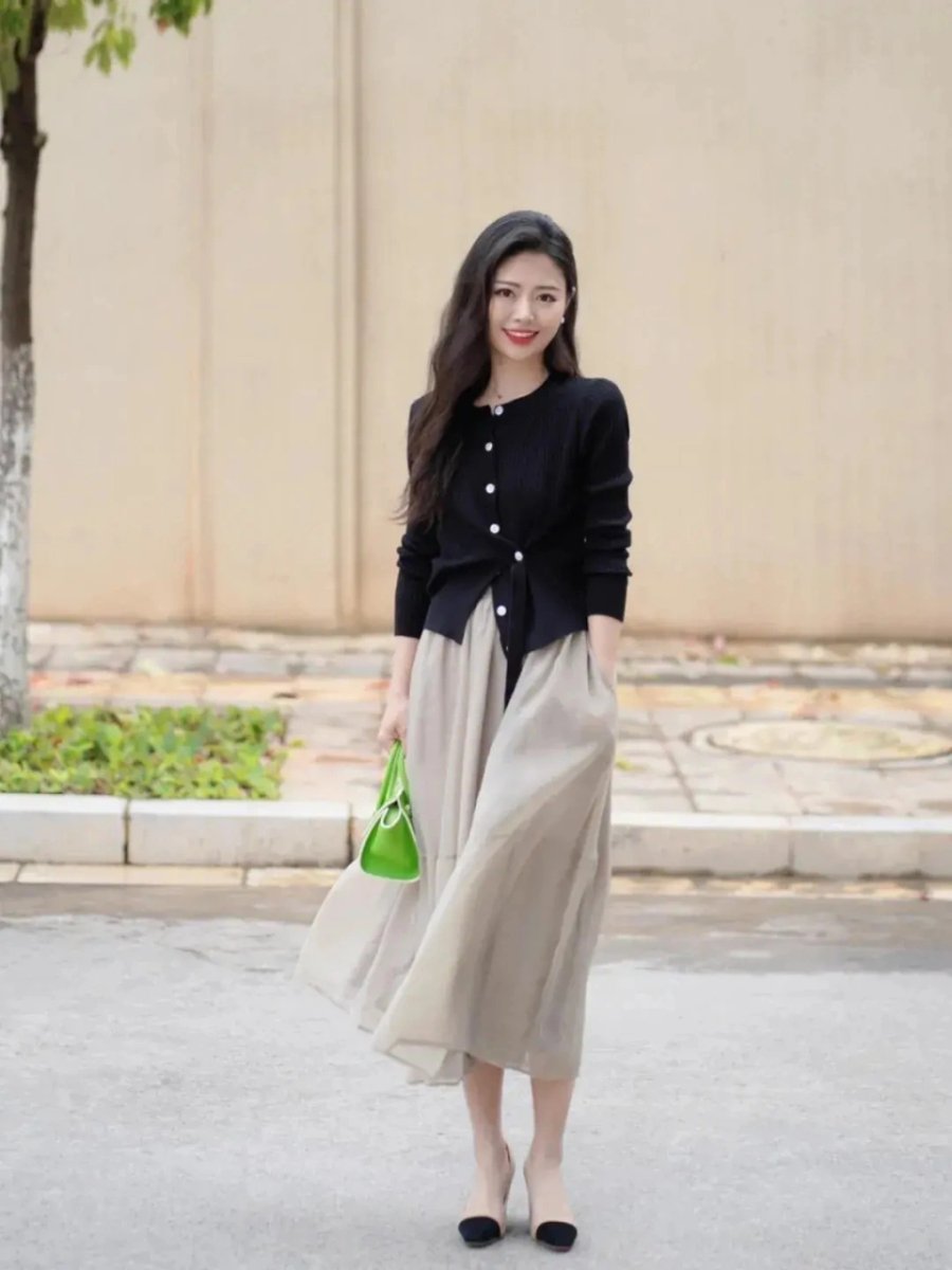 Cardigan len mang lại sự mềm mại, kết hợp cùng tóc uốn sóng sẽ tạo nên phong cách tươi mới và tràn đầy sức sốn