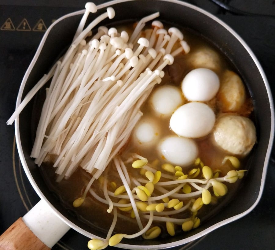 Cách nấu canh cà chua nấm kim châm thơm ngon khó cưỡng tại nhà  