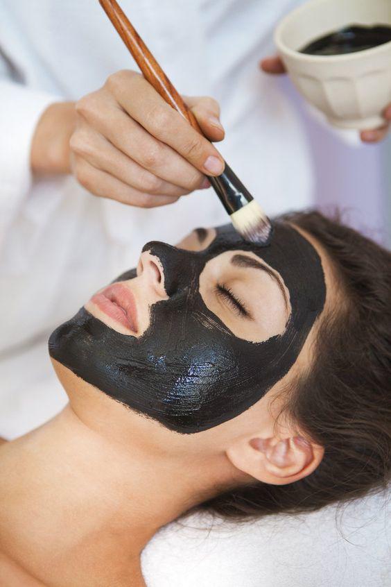 Một trong những công dụng nổi bật của than hoạt tính là khả năng kháng khuẩn, giúp làm sạch sâu từng lỗ chân lông.