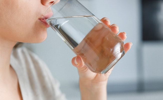 Nước ấm buổi sáng giúp giảm cân