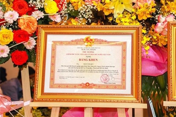 Như vậy, nếu cán bộ, công chức, viên chức được tặng 