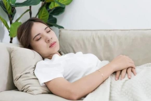 Ở trẻ nhỏ, nhu cầu ngủ trưa thay đổi theo độ tuổi: khoảng 2 giờ cho trẻ 3 tuổi, và giảm còn 1,5 giờ khi lên 6 tuổi.