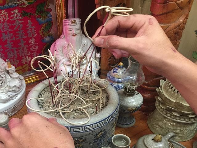 Hương cháy cong tự nhiên, tàn hương kết thành vòng hoặc hình rồng, phượng    