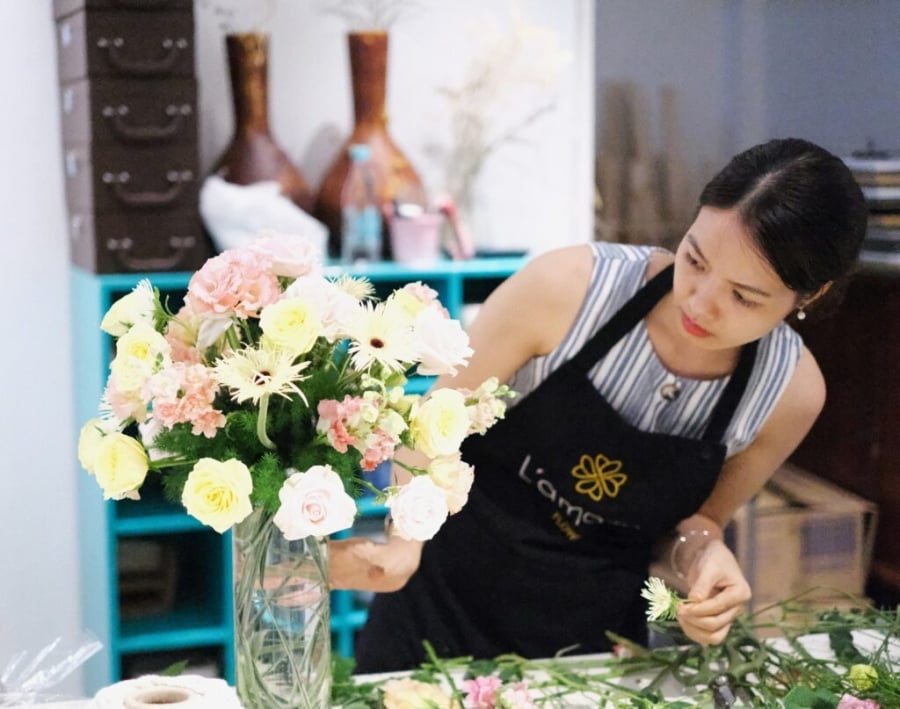 Nếu muốn hoa giữ được hương thơm tự nhiên, hãy để chúng ở không gian rộng thoáng, vừa giúp hương lan tỏa, vừa hạn chế ẩm mốc.