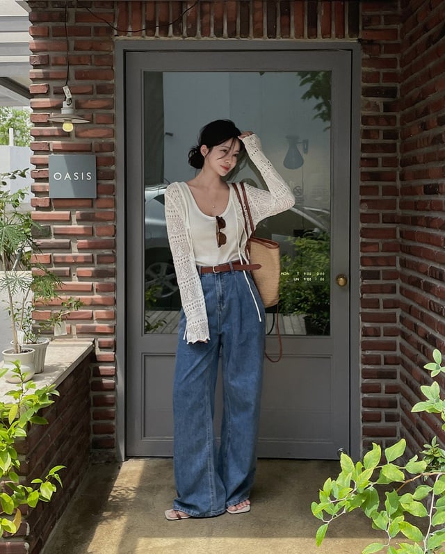 Phụ kiện tông nâu như túi cói, thắt lưng da hay sandal góp phần nâng tầm sang trọng.