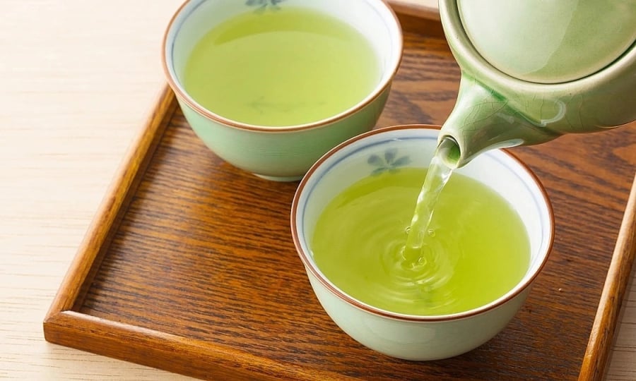 Trà xanh chứa nhiều chất chống oxy hóa như catechin và polyphenol, giúp giảm viêm... giúp tăng cường hệ miễn dịch cho cơ thể