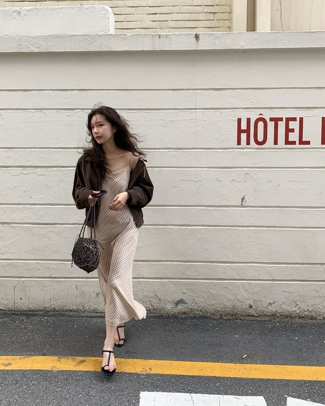Giày búp bê với kiểu dáng cổ điển sẽ làm outfit thêm hài hòa và tinh tế.