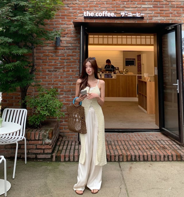 Khi đi cùng túi lưới và sandal nâu, outfit sẽ thêm phần hài hòa và bắt mắt.